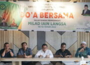 Pengurus Pusat Korps Alumni Zawiyah Cot Kala Langsa (PP-KOPAZKA) IAIN Langsa saat menggelar doa bersama di Rangkang Kupi Langsa, Jumat (14/10). Waspada/dede