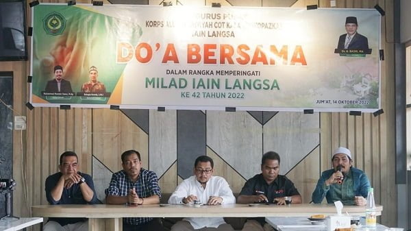 Pengurus Pusat Korps Alumni Zawiyah Cot Kala Langsa (PP-KOPAZKA) IAIN Langsa saat menggelar doa bersama di Rangkang Kupi Langsa, Jumat (14/10). Waspada/dede