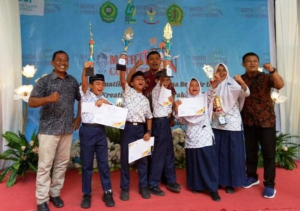 Para siswa-siswi MIN 2 Langsa saat menerima juara umum pada event Math Competition V di IAIN Langsa, Kamis (13/10) kemarin. Waspada/Dede