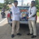 Tokoh masyarakat Kecamatan Samudera, Aceh Utara, Zaenal Ardye menerima bantuan beras premium kemasan 5 Kg Program TJSL Perum Bulog secara simbolis untuk disalurkan kepada korban banjir. Waspada/Ist