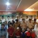 KELUARGA Besar Lintas Alumni SMA Negeri 6 Medan berfoto bersama anak yatim usai menggelar peringatan Maulid Nabi Besar Muhammad SAW di Grand Kanaya Hotel Jalan Darussalam Medan, Sabtu (29/10) Waspada/Ist