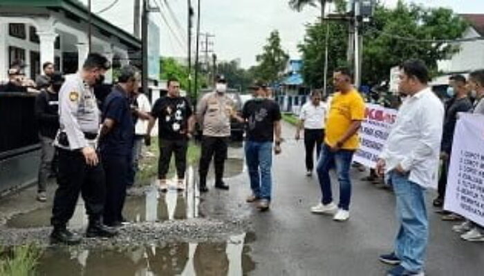 RAKSAHUM Aksi Demo Di Kantor BPOM Dan Dinkes