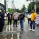 SEORANG aktivis dari RAKSAHUM menyampaikan orasinya di depan kantor BPOM di Medan Jl. Williem Iskandar Desa Medan Estate Kecamatan Percut Seituan, Senin (24/10). Waspada/Andi Aria Tirtayasa