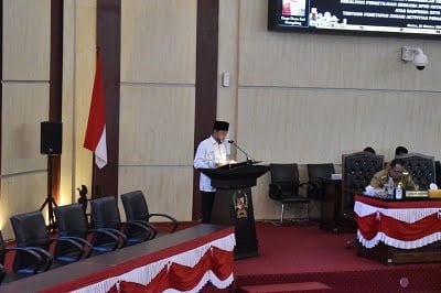 JURU bicara Fraksi PKS Dr. Rudiawan Sitorus, M.Pem.I saat menyampaikan pendapat Fraksi  terhadap Ranperda Kota Medan tentang Penetapan Zonasi Aktivitas PKL di Kota Medan, di gedung DPRD Medan, Selasa (25/10). Waspada/Yuni Naibaho