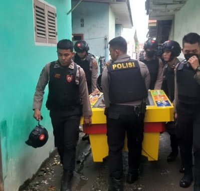 SEJUMLAH personil Polsek Percut Seituan menyita tiga unit mesin judi tembak ikan dari Jl. Beringin Pasar 7 Desa Tembung Kecamatan Percut Seituan, Rabu (26/10). Waspada/Ist