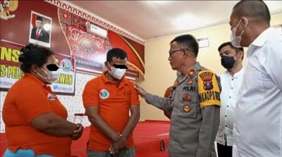 WAKAPOLRES Pelabuhan Belawan Kompol Sukarman menginterogasi pasangan suami istri pengedar Narkoba sebelum dijebloskan ke dalam sel Sat Narkoba Polres Pelabuhan Belawan, Kamis (13/10). Waspada/Andi Aria Tirtayasa