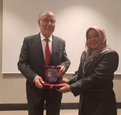 KETUA Yayasan Pendidikan Islam,Hj. Hikmatul Fadhillah menerima cendramata dari Mantan Perdana Menteri Libanon H.E Abbad Alhalabi. Waspada/ist