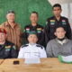 KETUA Umum FUI Sumut Ustadz Drs Indra Suheri MA didampingi Kabid Organisasi dan Kaderisasi Baun S Siregar foto bersama usai memberikan penjelasan terkait kasus penyerangan Rumah Tahfiz Quran Siti Hajar di Masjid Nurul Hidayah Desa Medan Estate Kecamatan Percut Seituan, Selasa (18/10). Waspada/Andi Aria Tirtayasa