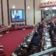 WAKIL Wali Kota Aulia Rachman saat membacakan nota jawaban Wali Kota Medan atas pemandangan umum DPRD Medan tentang Rancangan APBD Tahun 2023, Senin (24/10). Waspada/Yuni Naibaho