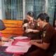 PENYIDIK Pidsus Kejari Medan melimpahkan tersangka dan barang bukti kasus korupsi di BRI Unit Simpang Amplas. Waspada/ist