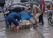 Jalan Marelan Raya Rusak Parah, Betor Angkut Sembako Terbalik
