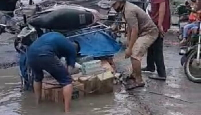 Jalan Marelan Raya Rusak Parah, Betor Angkut Sembako Terbalik