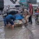 SEJUMLAH warga mengangkat sembako dari atas betor yang terbalik akibat terperosok di jalan yang rusak parah di Jl. Marelan Raya Pasar IV Kelurahan Rengas Pulau Kecamatan Medan Marelan, Rabu (26/10). Waspada/Ist
