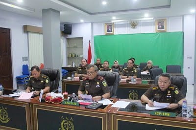 KAJATI Sumut Idianto SH MH (tengah) saat menggelar ekspose penghentian perkara lakalantas. Waspada/ist