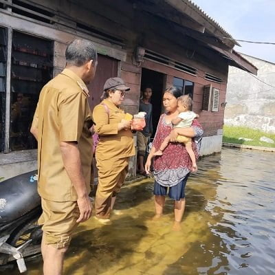 KADER kerap melewati banjir jika hendak menjalankan tugasnya memberikan pelayanan kepada masyarakat. Waspada/Ist