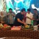 DR H Rahmat Shah memotong Nasi Tumpeng pada syukuran 72 tahun dan peluncuran buku. Waspada/ist
