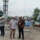 PROYEK Manager KSO Adhi Penta, Akus Harmoko dan jajarannya saat berada di lokasi pembangunan rumah sakit haji Medan. Waspada/Ist