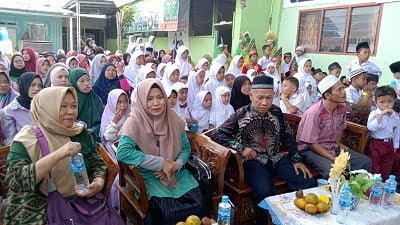 KETUA Yayasan, H Lukman Hakim, SE bersama isteri saat kegiatan berlangsung. Waspada/Ist