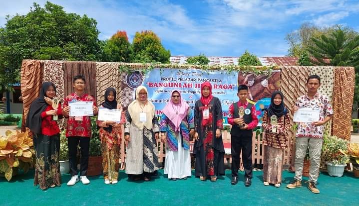 PARA pemenang fashion show dalam rangka memperingati Hari Batik Nasional di UPT. SMP Negeru 1 Sei Suka Batubara, foto bersama.