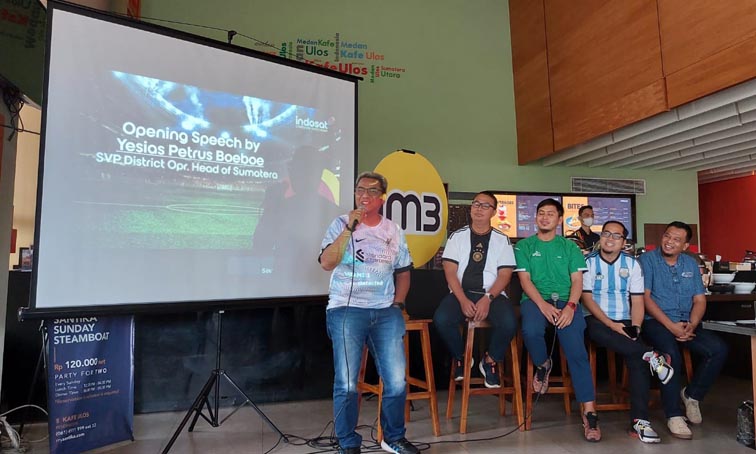 District Operation Head Sumatera Indosat Ooredoo Hutchison, Yesias Petrus saat menyampaikan kesiapan IOH dalam menyambut Piala Dunia FIFA World Cup 2022 Qatar kepada wartawan di Medan.