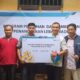 Manager PLN UPP 3 Joko Purnomo didampingi Manager Bagian Tanah Enri Siahaan, foto bersama usai menyerahkan bantuan TJSL kepada Jeppi Hutagalung, selaku ketua kelompok Makmur Sejahtera Simasom.