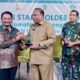 General Manager PLN UID Sumut, Tonny Bellamy secara simbolis menyerahkan plakat kepada peserta Multi Stakeholder Forum Keselamatan Ketenagalistrikan Muspida Tingkat I, pada kegiatan sosialisasi bahaya listrik yang digelar di Hotel Grand CityHall Aston Medan, Senin (21/11/2022).