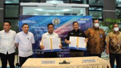 Regional CEO Bank Mandiri wilayah Sumatera 1 Lourentius Aris Budiyanto bersama Rektor Universitas Sumatera Utara Dr. Muryanto Amin, S.Sos, M.Si, foto bersama usai menandatangani berkas kerjasama dan penyerahan bantuan ambulan untuk RS USU, Senin (21/11).