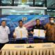 Regional CEO Bank Mandiri wilayah Sumatera 1 Lourentius Aris Budiyanto bersama Rektor Universitas Sumatera Utara Dr. Muryanto Amin, S.Sos, M.Si, foto bersama usai menandatangani berkas kerjasama dan penyerahan bantuan ambulan untuk RS USU, Senin (21/11).