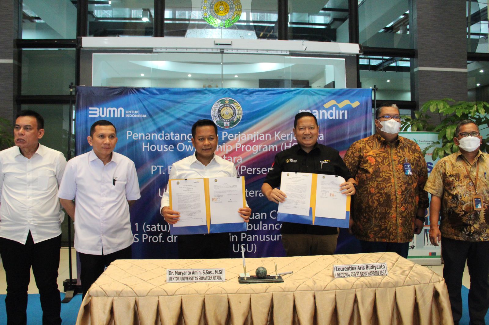 Regional CEO Bank Mandiri wilayah Sumatera 1 Lourentius Aris Budiyanto bersama Rektor Universitas Sumatera Utara Dr. Muryanto Amin, S.Sos, M.Si, foto bersama usai menandatangani berkas kerjasama dan penyerahan bantuan ambulan untuk RS USU, Senin (21/11).