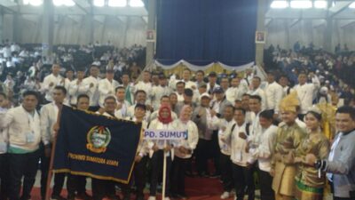 KONTINGEN Porpamnas Sumut diabadikan bersama Gubsu Edy Rahmayadi usai acara pembukaan. Waspada/Dedi Riono