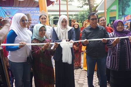 Sri Wahyuni Foundation Dukung Pameran Dan Bazar SMPN 7 Medan