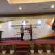 KETUA HIMNI Sumut Iman Jaya Berkat Harefa menyerahkan plakat kepada Sekretaris Sekretaris Direktorat Jenderal Kekayaan Intelektual (DJKI) Kemenkumham RI Dr. Sucipto pada acara Penguatan Pelayanan Publik Kekayaan Intelektual Kota Medan di Hotel Emerald Garden, Sabtu (5/11/2022). Waspada/Ist