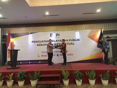 KETUA HIMNI Sumut Iman Jaya Berkat Harefa menyerahkan plakat kepada Sekretaris Sekretaris Direktorat Jenderal Kekayaan Intelektual (DJKI) Kemenkumham RI Dr. Sucipto pada acara Penguatan Pelayanan Publik Kekayaan Intelektual Kota Medan di Hotel Emerald Garden, Sabtu (5/11/2022). Waspada/Ist