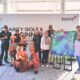 President Director & CEO Indosat Ooredoo Hutchison (IOH), Vikram Sinha (kedua dari kanan), didampingi Direksi dan Chief IOH lainnya berfoto bersama hasil karya anak -anak berkebutuhan khusus usai Charity Golf Tournament di Jakarta, Minggu (20/11).