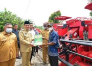 Bupati Zahir Serahkan Bantuan Alsintan Djarot Saiful Hidayat