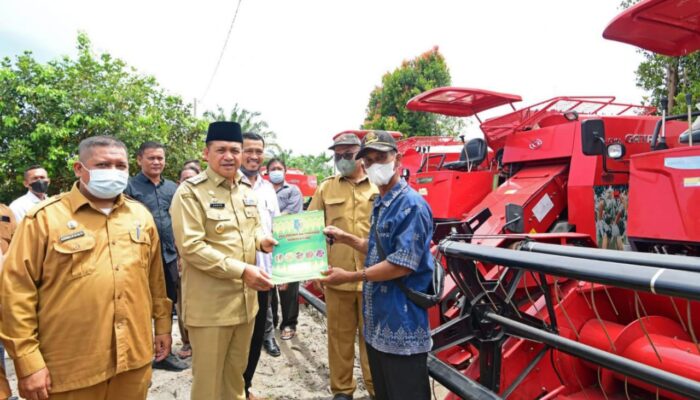 Bupati Zahir Serahkan Bantuan Alsintan Djarot Saiful Hidayat