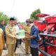 BUPATI Batubara Ir.H.Zahir, M.AP pada penyerahan alat mesin pertanian (Alsintan) berupa combine havester atau alat panen padi bantuan aspirasi dari Anggota Komisi IV DPR RI Djarot Saiful Hidayat. Waspada,id/Iwan Has