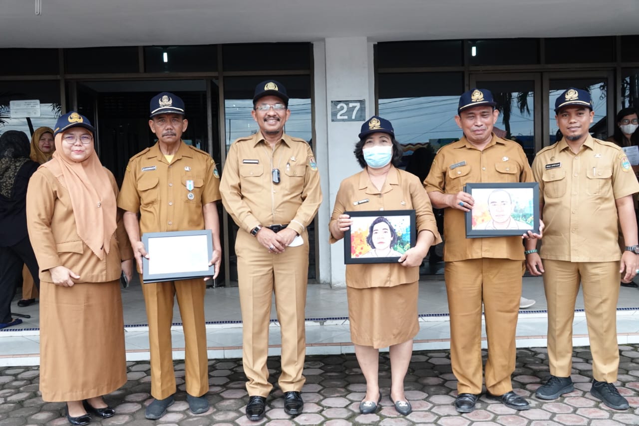 PELAKSANA TUGAS Kadiskominfo Sumut Ilyas Sitorus, foto bersama ASN yang memasuki masa pensiun. Waspada/Ist