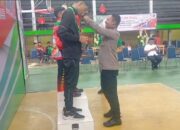Kapolsek Medan Timur Serahkan Trofi Pemenang Wushu