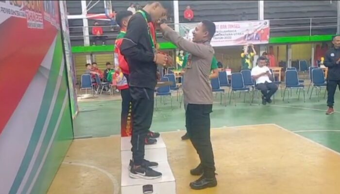 Kapolsek Medan Timur Serahkan Trofi Pemenang Wushu