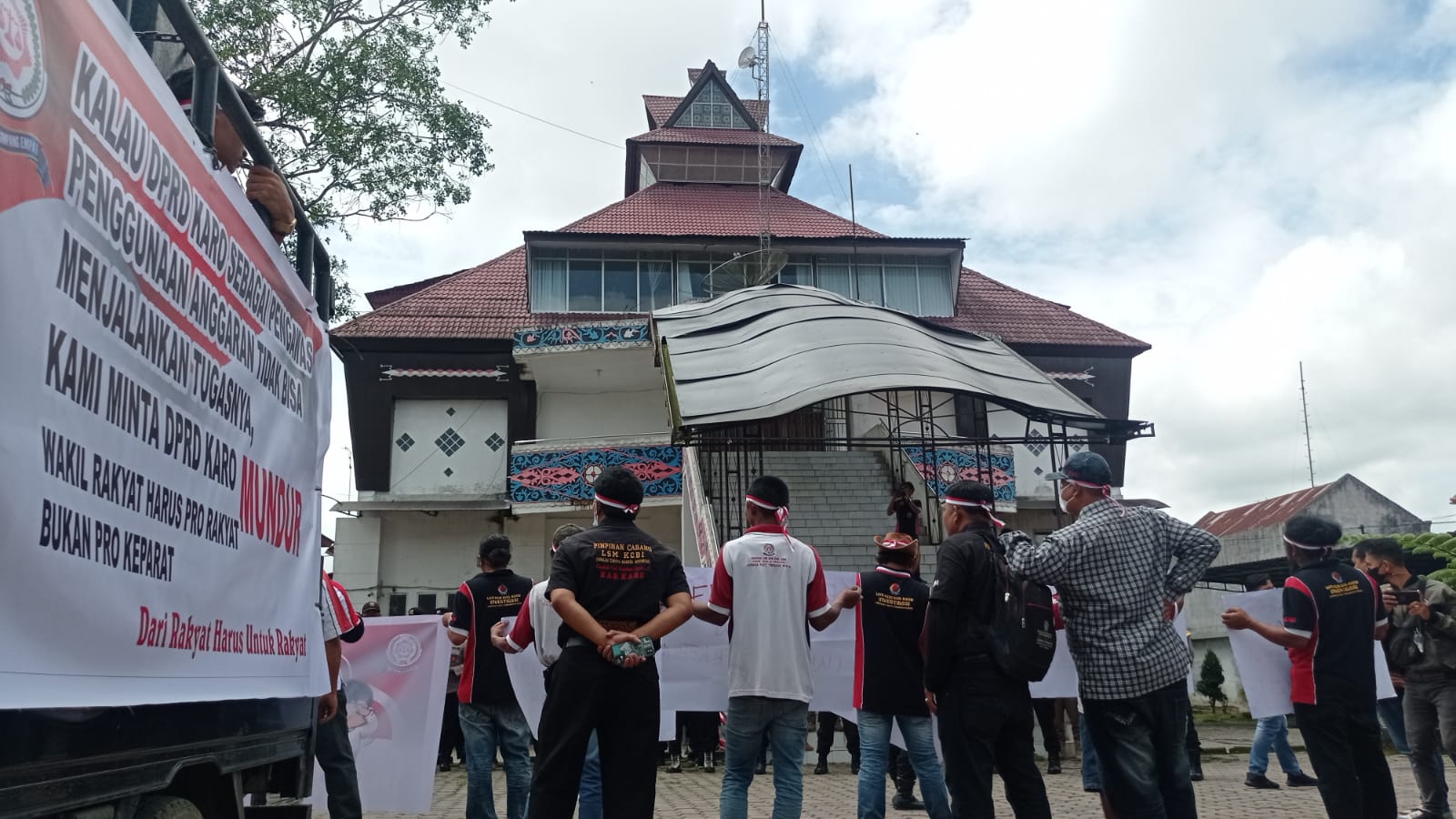 LSM KCBI Karo Gruduk Gedung DPRD Karo, Minta Usut Pembangunan SDN