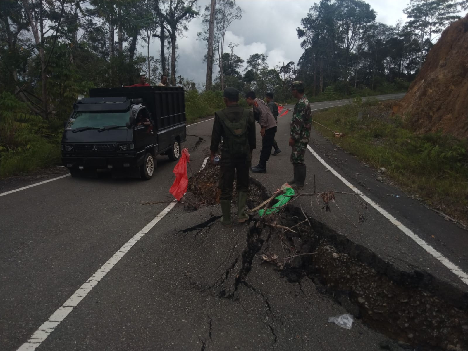 Hujan Deras Akibatkan Jalan Geumpang-Meulaboh Amblas