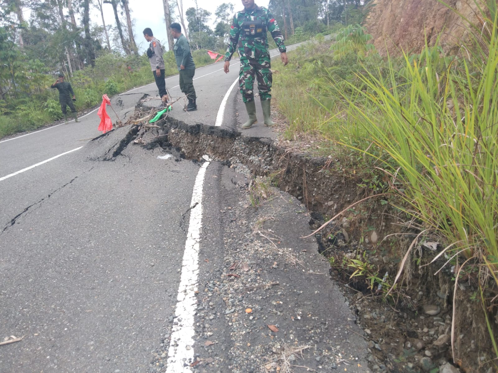 Hujan Deras Akibatkan Jalan Geumpang-Meulaboh Amblas