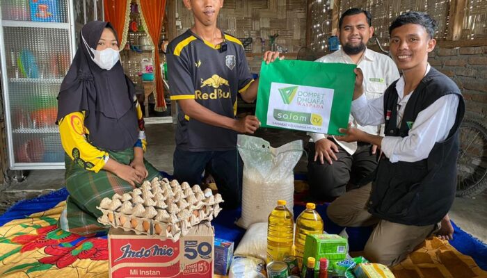 <em>Ketuk Pintu Mustahik DD Waspada, Bantu Bu Rini Buruh Ikat Sapu Lidi</em>