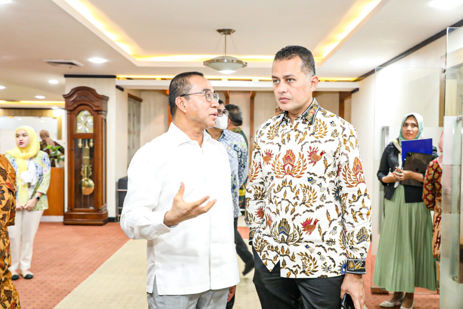 WAGUBSU Musa Rajekshah, mendengarkan penjelasan informal dari Dirut Bank Sumut Rahmat Fadillah Pohan, sebelum dia mendengarkan laporan kinerja dan progres spin off UUS dari jajaran Direksi PT.Bank Sumut secara resmi. Waspada/Ist