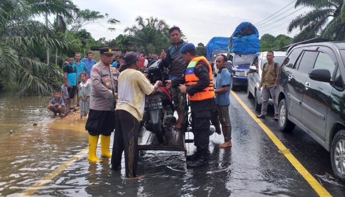 Banjir Terjang Aceh Selatan, Transportasi Tapaktuan-Medan Lumpuh