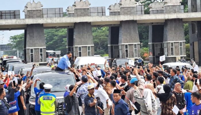 Anies Baswedan Tiba Di Medan Disambut Puluhan Ribu Warga
