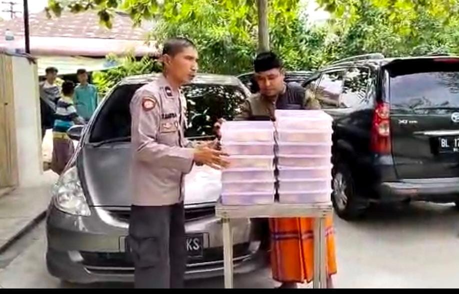 Polsek Langsa Barat Dan Komunitas PBS Bagikan Nasi Kotak Polsek Langsa Barat Dan Komunitas PBS Bagikan Nasi Kotak