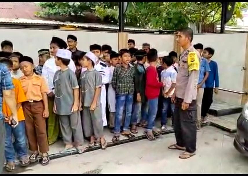 Polsek Langsa Barat Dan Komunitas PBS Bagikan Nasi Kotak Polsek Langsa Barat Dan Komunitas PBS Bagikan Nasi Kotak