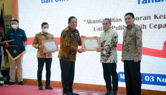 Wali Kota Sidempuan Terima Penghargaan Dari Menteri Keuangan